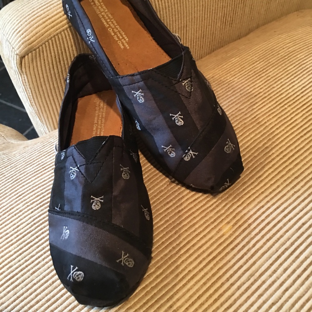 Girls Skull and Bone Toms Slippers